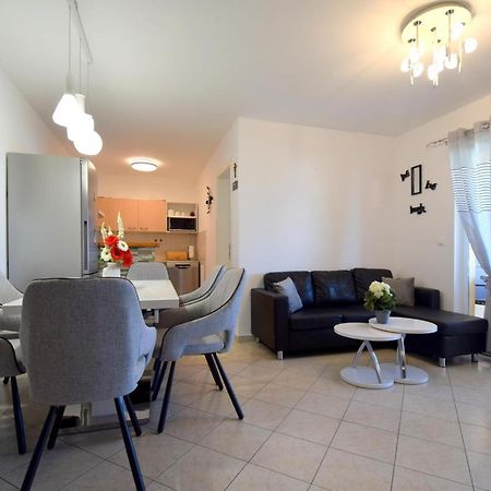 Apartment Lucy Malinska Exteriör bild