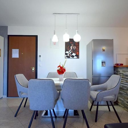 Apartment Lucy Malinska Exteriör bild