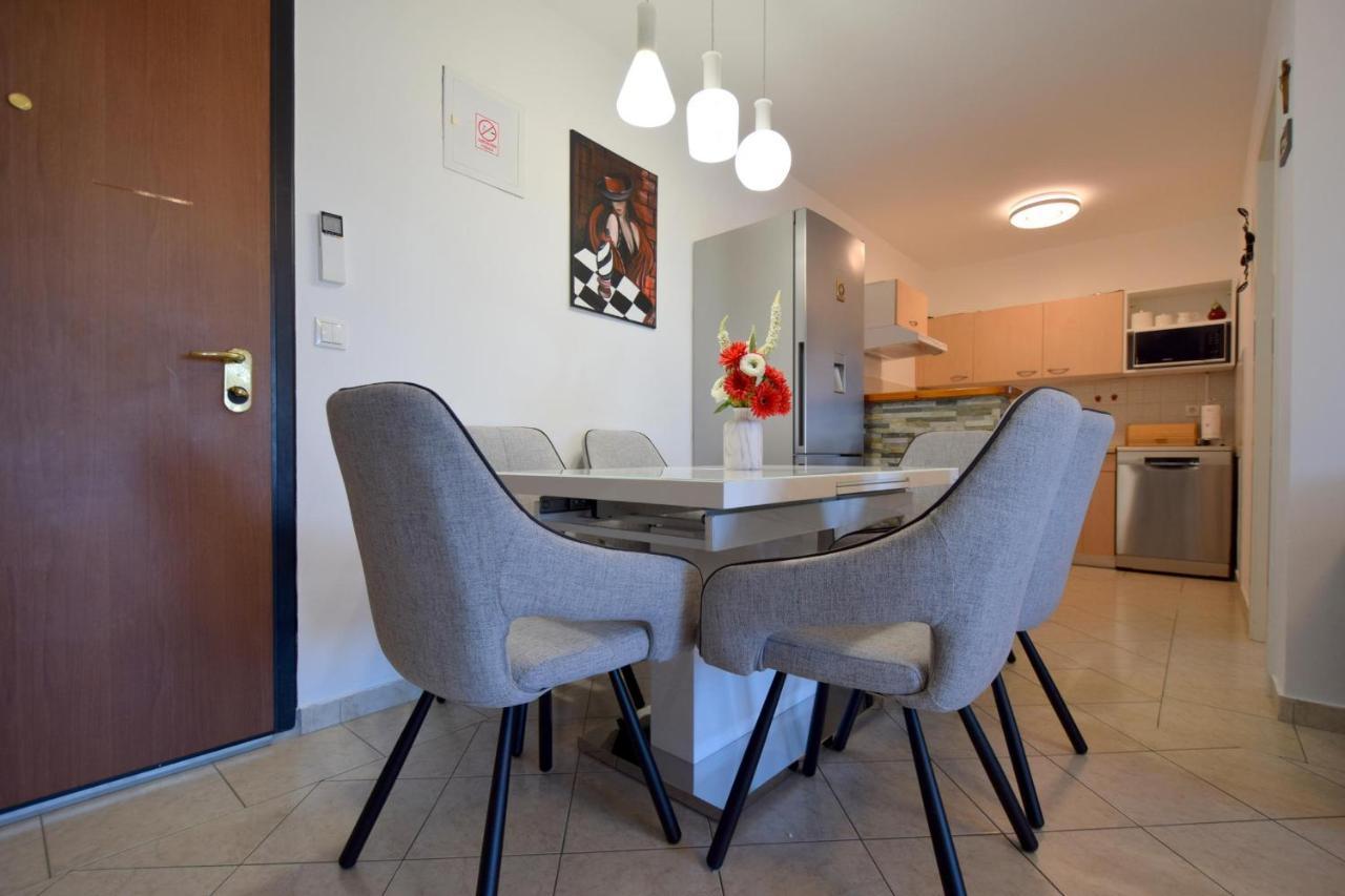 Apartment Lucy Malinska Exteriör bild