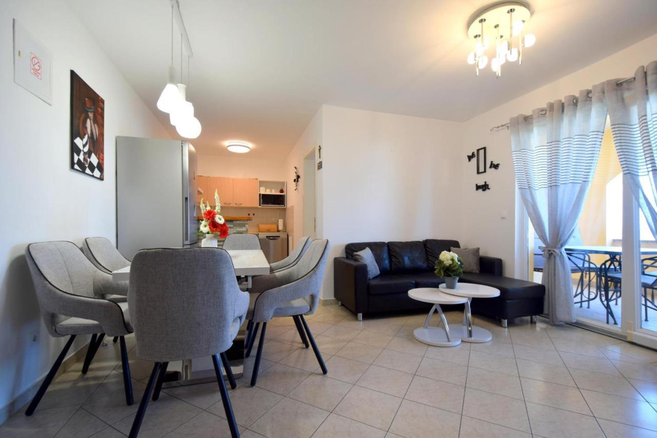 Apartment Lucy Malinska Exteriör bild